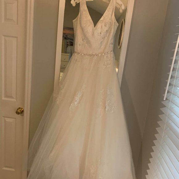 WEDDING DRESS, VIEL AND JEWELED BAND INCLUDED. - Picture 10 of 16